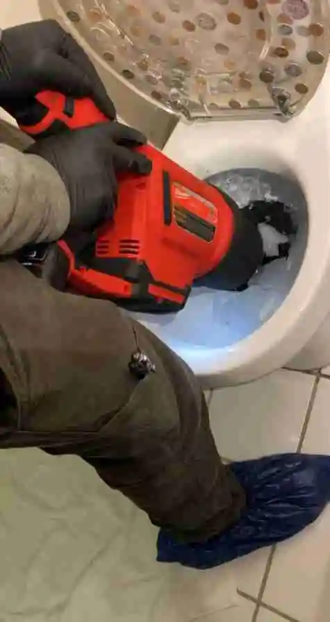 Equipe de desentupimento urgente em ação